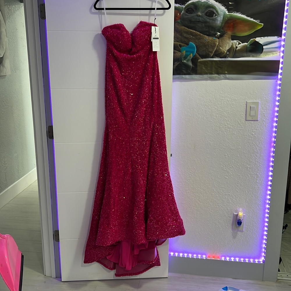 Selling this Berlin Nova size 10 mermaid style pink dress!